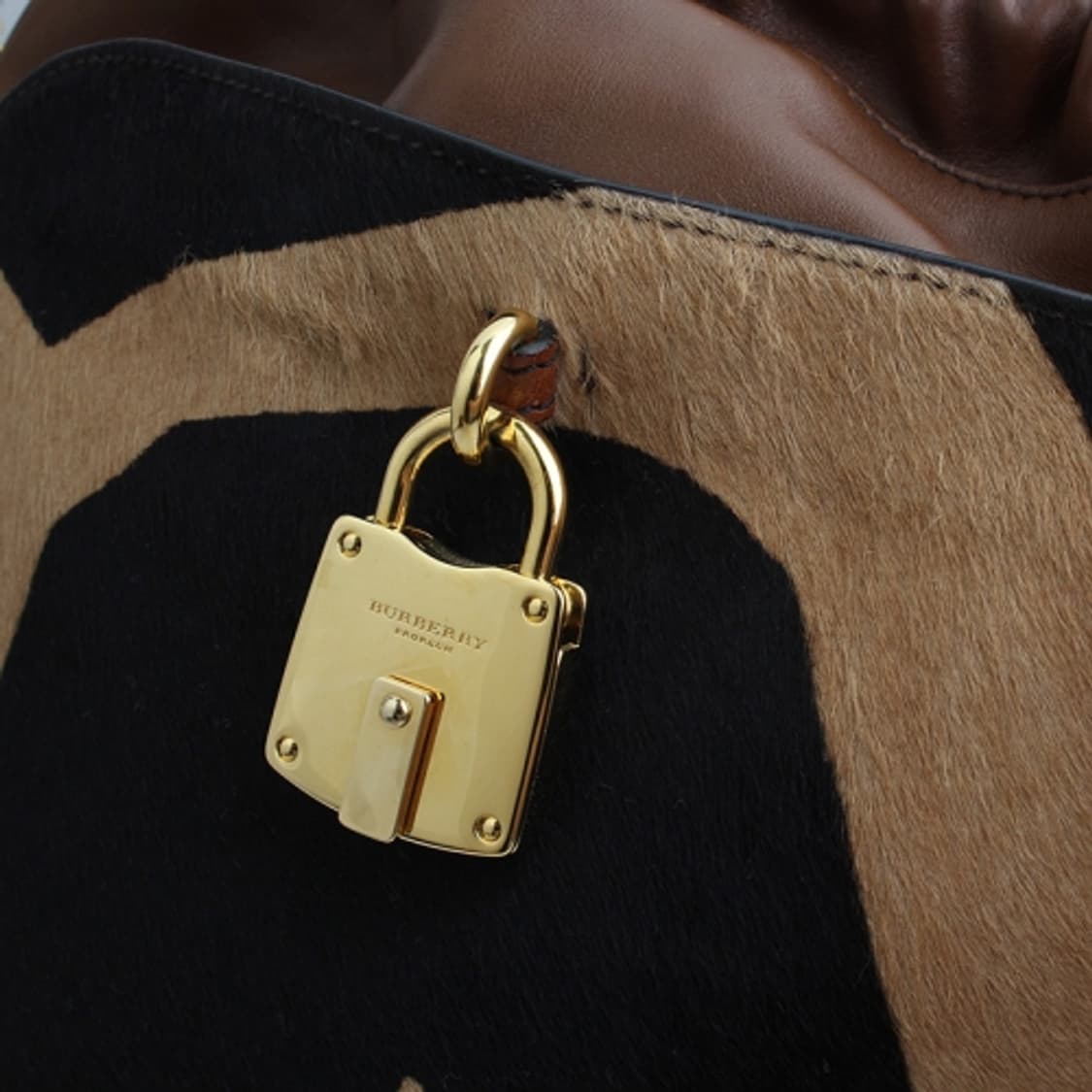 버버리 프로섬 태비 송치 버킷 크로스백 상품이미지6