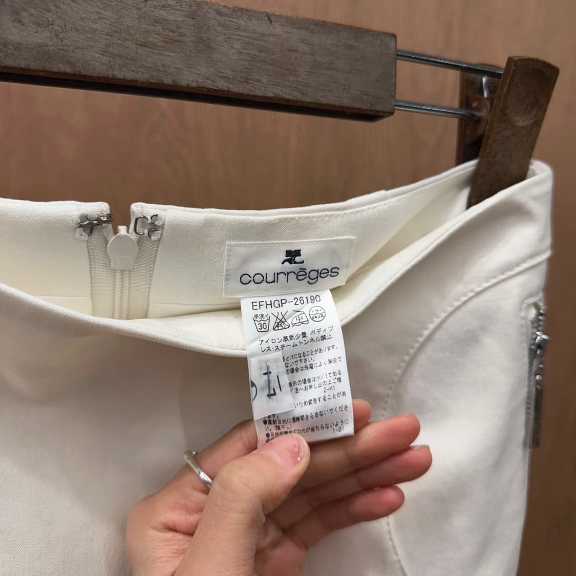 꾸레쥬 미디 스커트 사이드 절개 지퍼 포켓 디테일 A라인 아이보리 상품이미지7