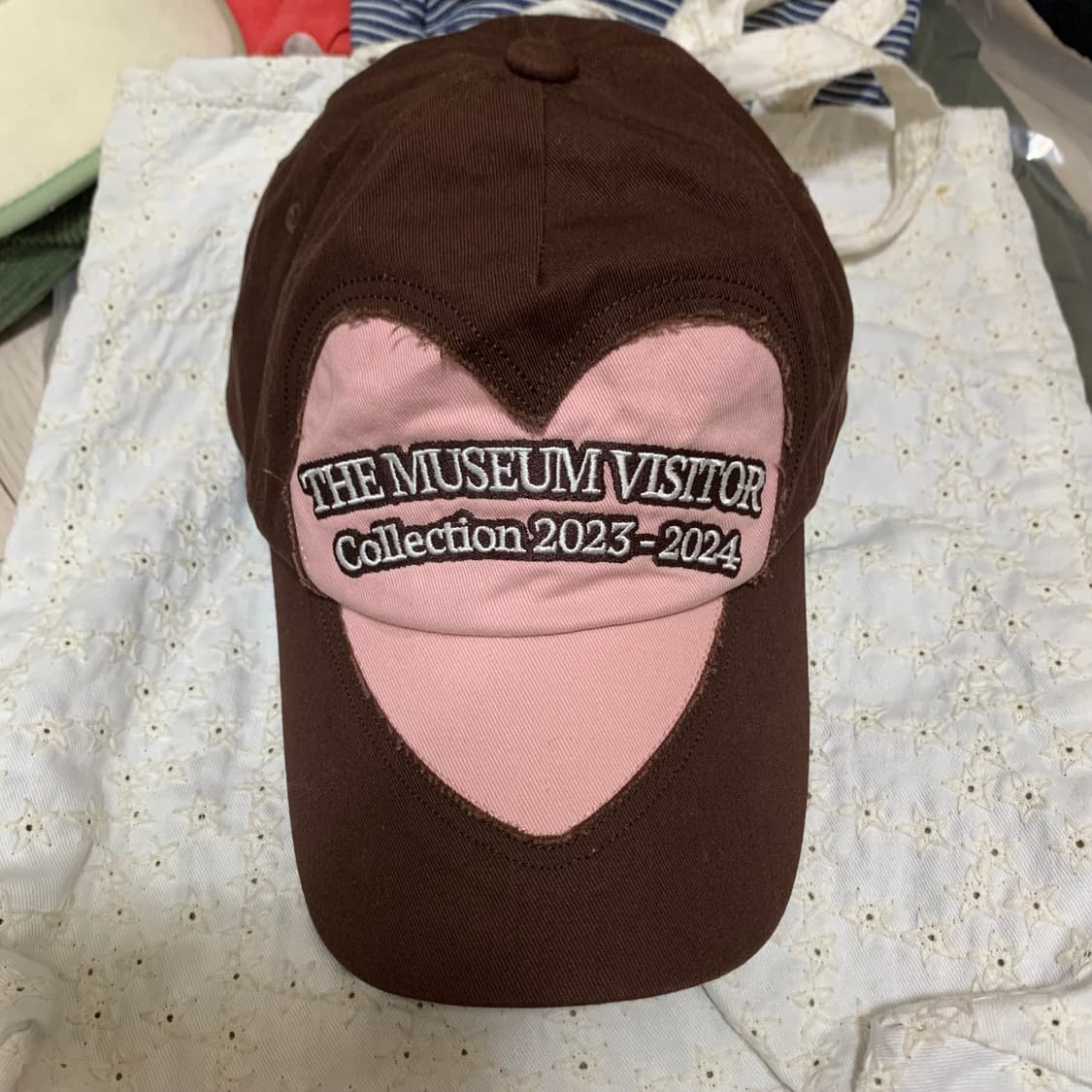 더뮤지엄비지터 하트 컷아웃 로고 볼캡 브라운 상품이미지3