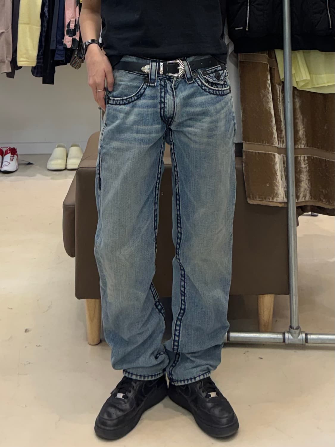 트루릴리젼 빌리 슈퍼 T 블랙 스티치 데님팬츠 상품이미지4