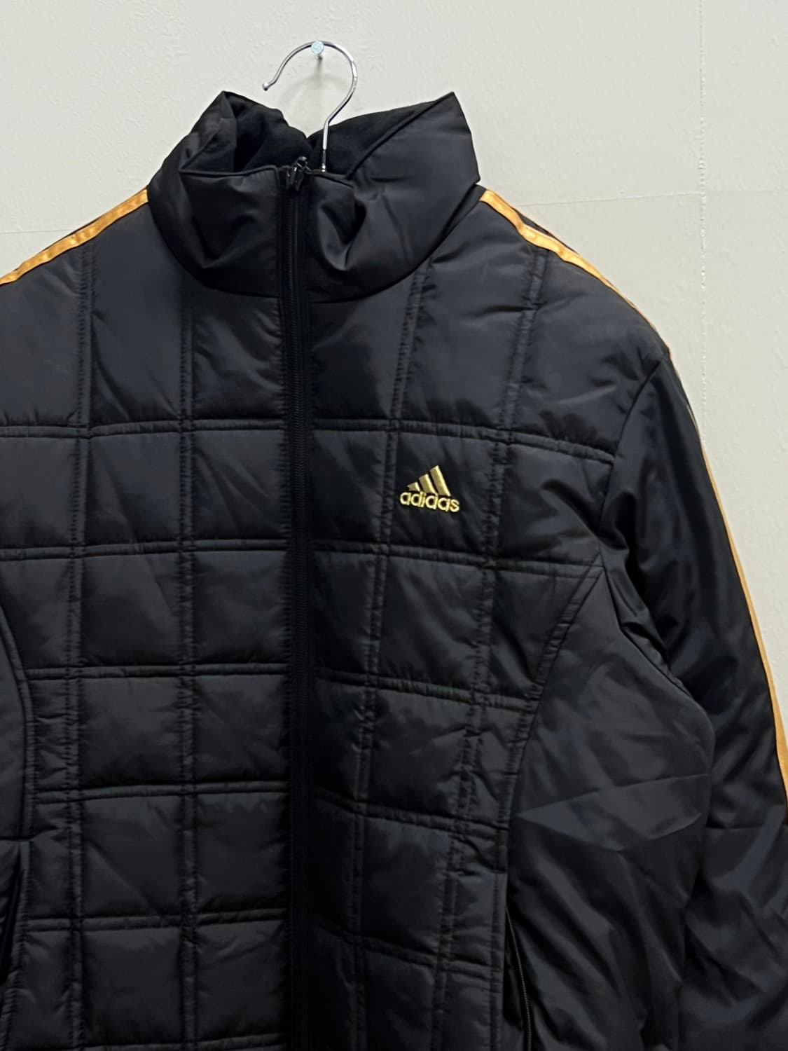 아디다스 올드스쿨 퀄팅 패딩 자켓 블랙/골드 상품이미지3