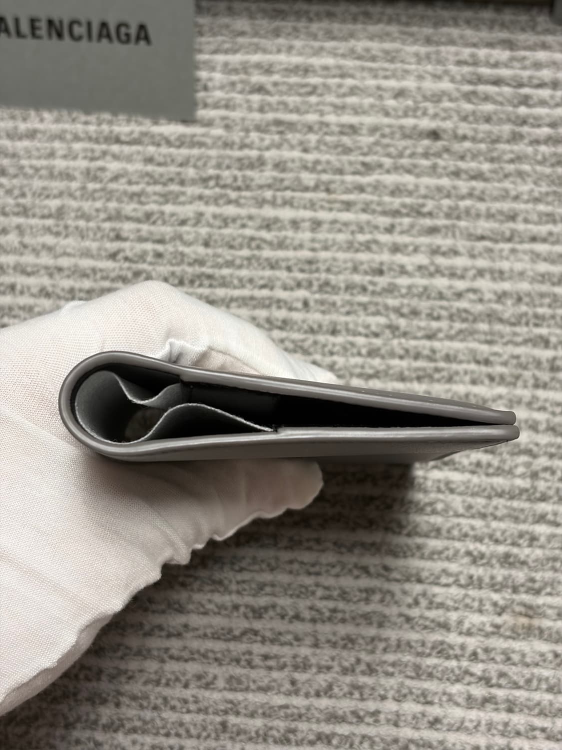 (미사용 새상품) 발렌시아가 패스포트 홀더 그레이 상품이미지6