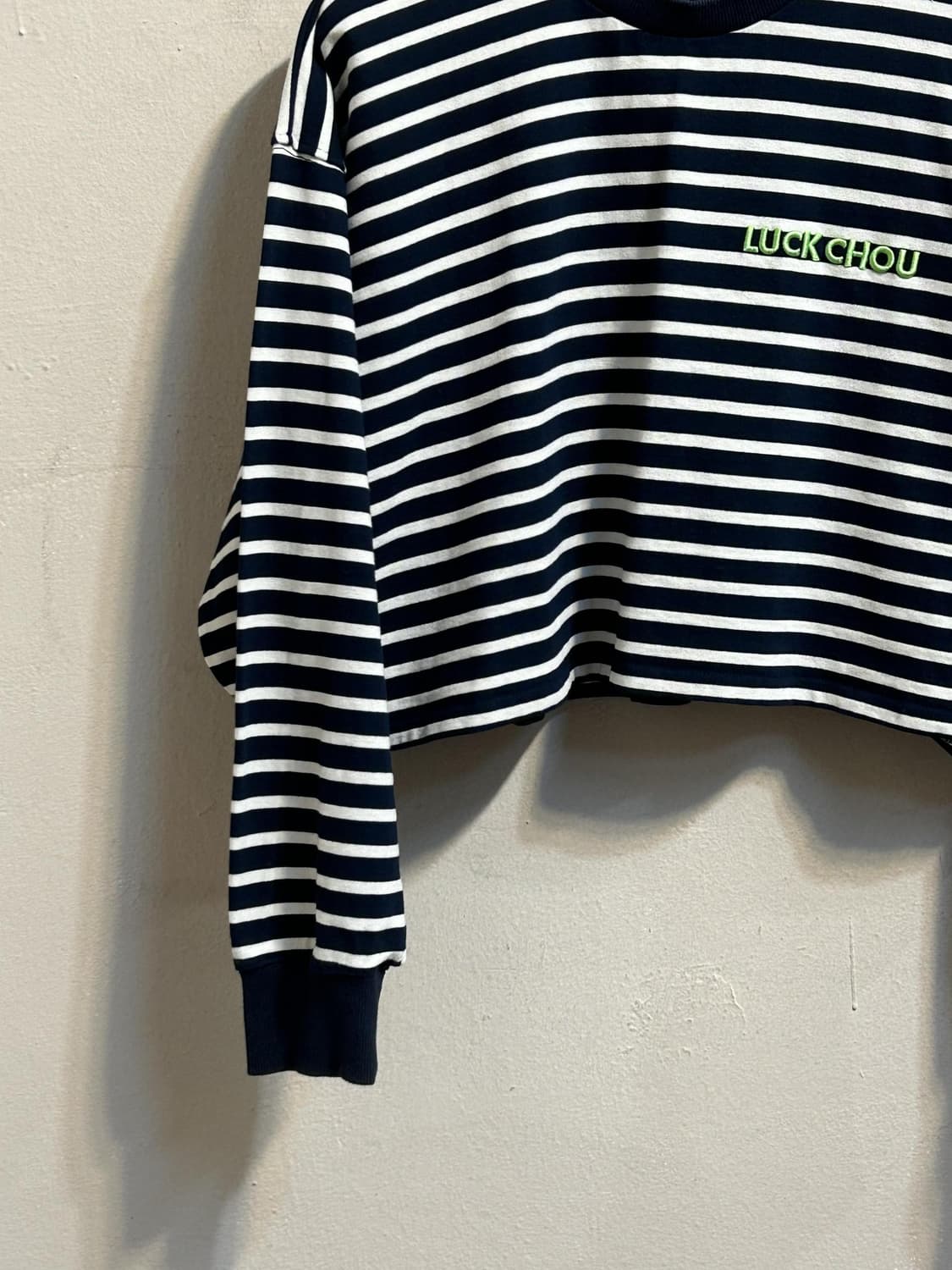 럭키슈에뜨 스트라이프 크롭 맨투맨 상품이미지4