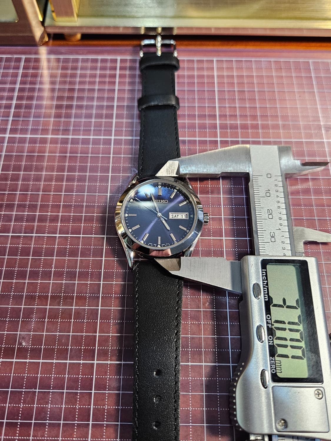 세이코 심플 클래식 라운드 데이데이트 쿼츠 시계 상품이미지3