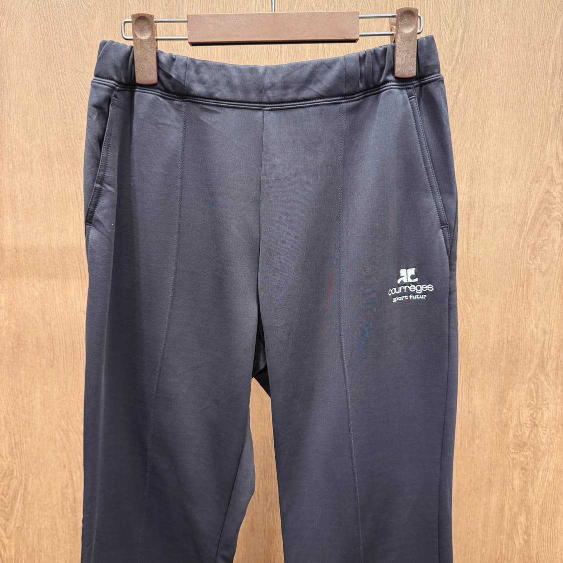 꾸레쥬 트레이닝 팬츠 밴딩 허리 스포츠 퓨처 로고 자수 디테일 그레이 상품이미지4