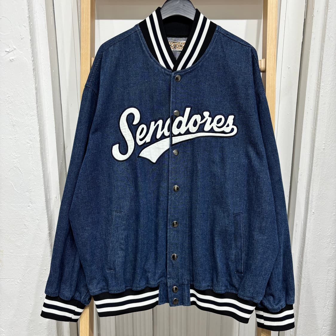 데님 오버핏 바시티 자켓 상품이미지1