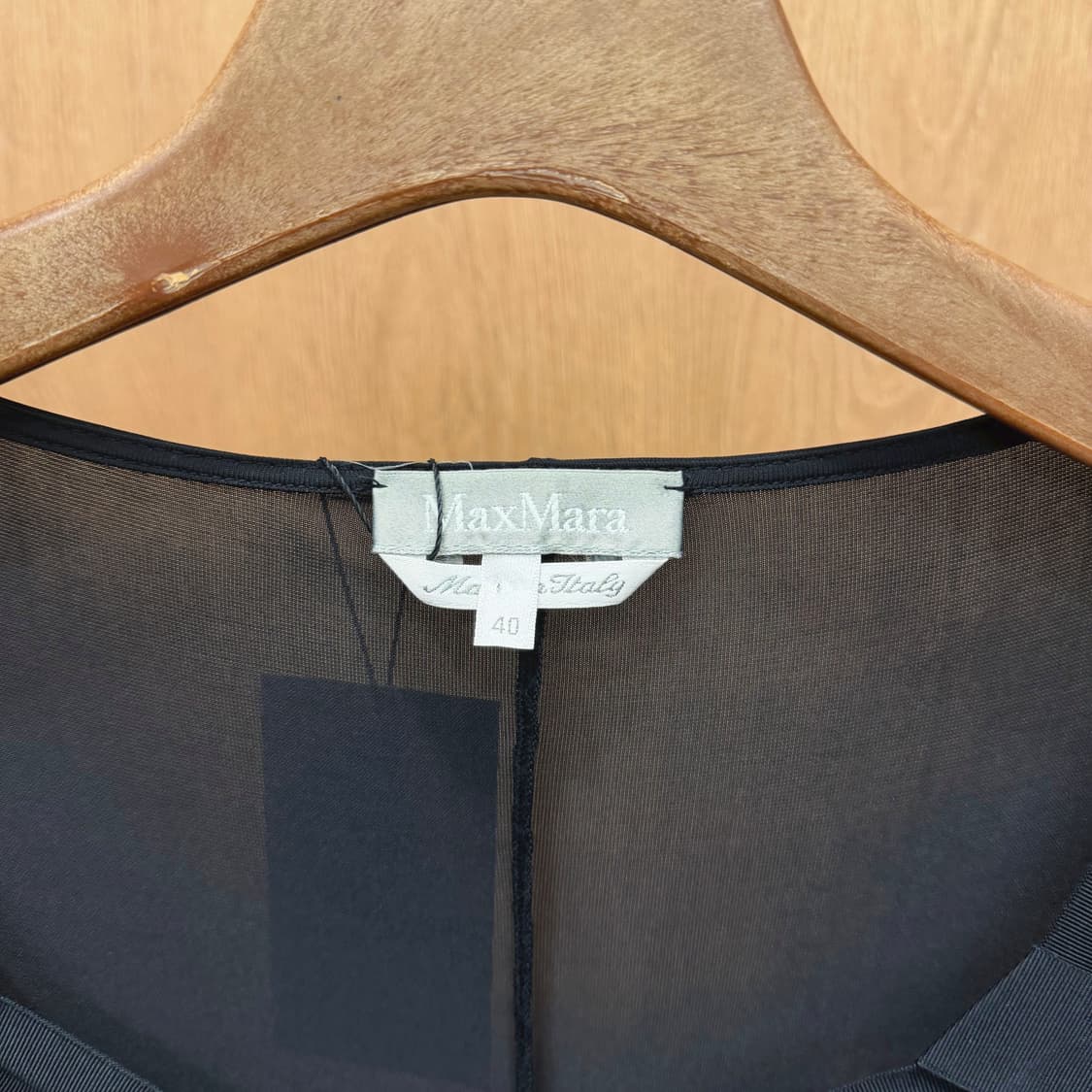 막스마라 브이넥 7부 미디 원피스 리본 밴드 크로스 패널 디테일 블랙 상품이미지6