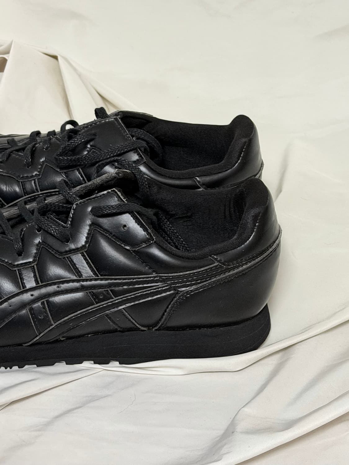 꼼데가르송 아식스 블랙 레더 스니커즈 상품이미지3