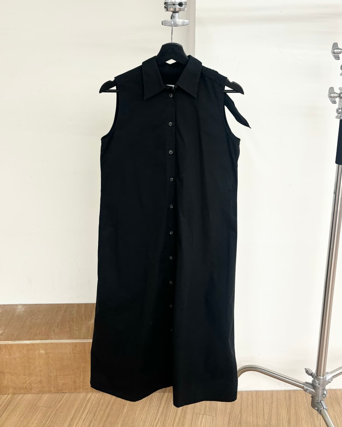 엠엠식스 카라 블랙 슬리브리스 코튼 롱 원피스 상품이미지1