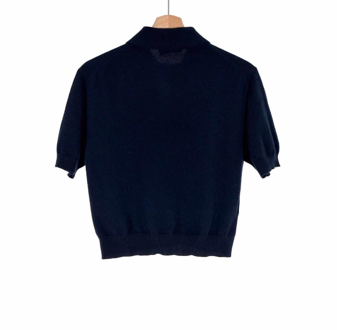 [36] 미우미우 여성 캐시미어 로고 폴로 카라 니트 반팔 티셔츠 네이비 상품이미지3