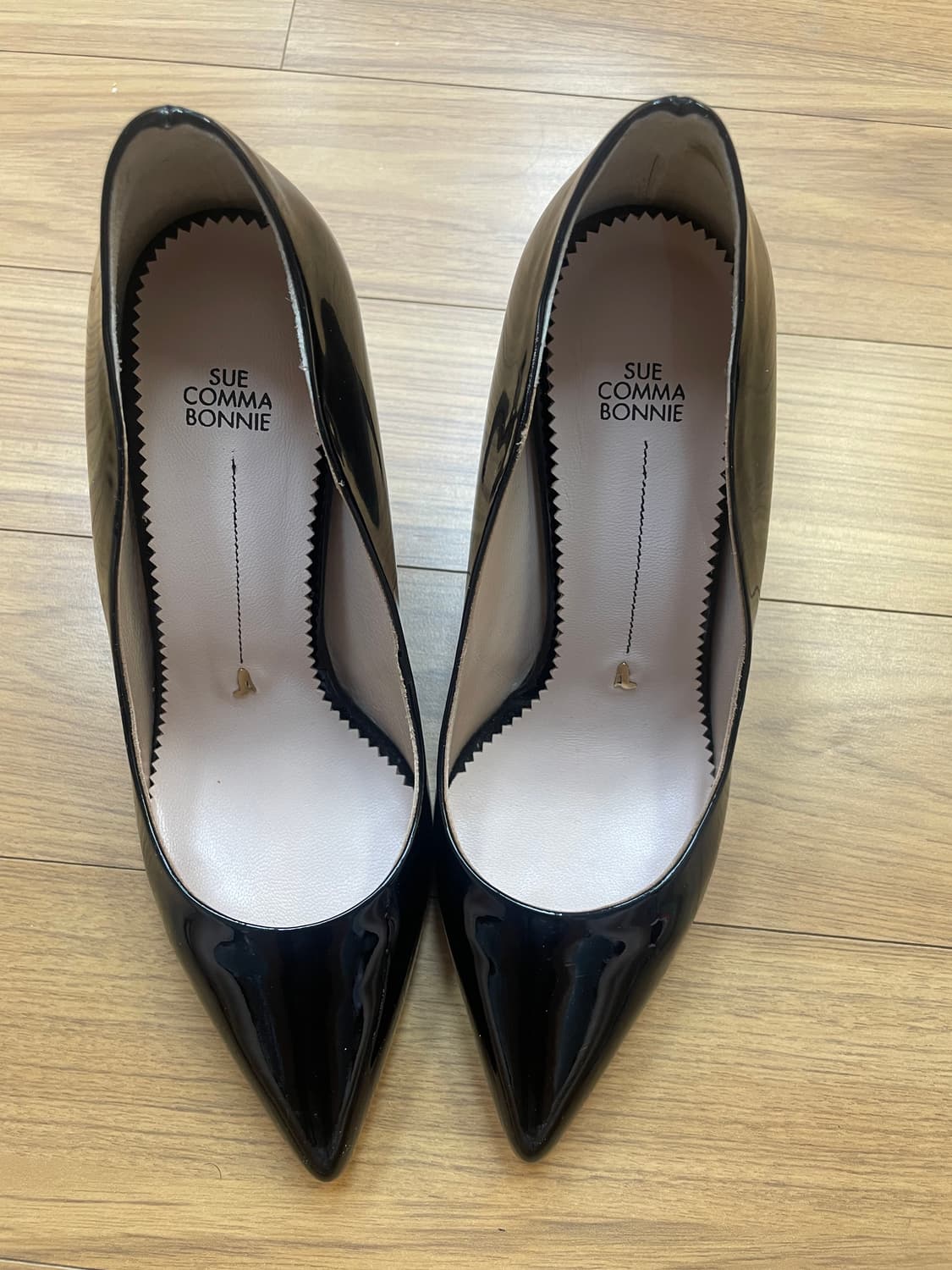 슈콤마보니 애나멜 블랙힐 220mm 팝니다. 세련된 디자인에, 블랙 색상 상품이미지1