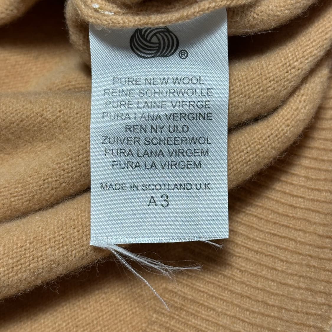 32 버버리 여성용 골드 버튼 라운드넥 울 가디건 상품이미지4