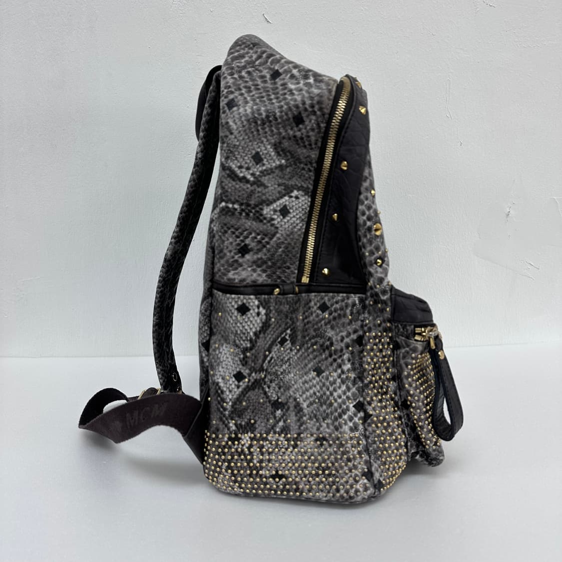 엠씨엠 MCM 아머 백팩 / 뱀피 스터드 백팩 /정품 게런티카드 보유 상품이미지3