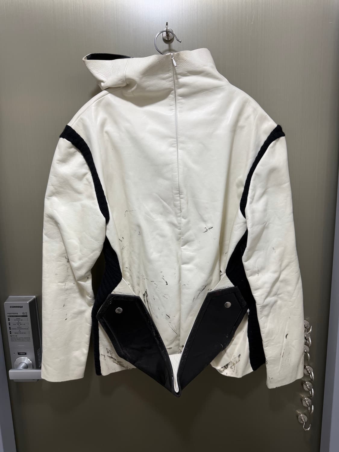 셀린느 화이트 가죽 블랙 배색 자켓 상품이미지2