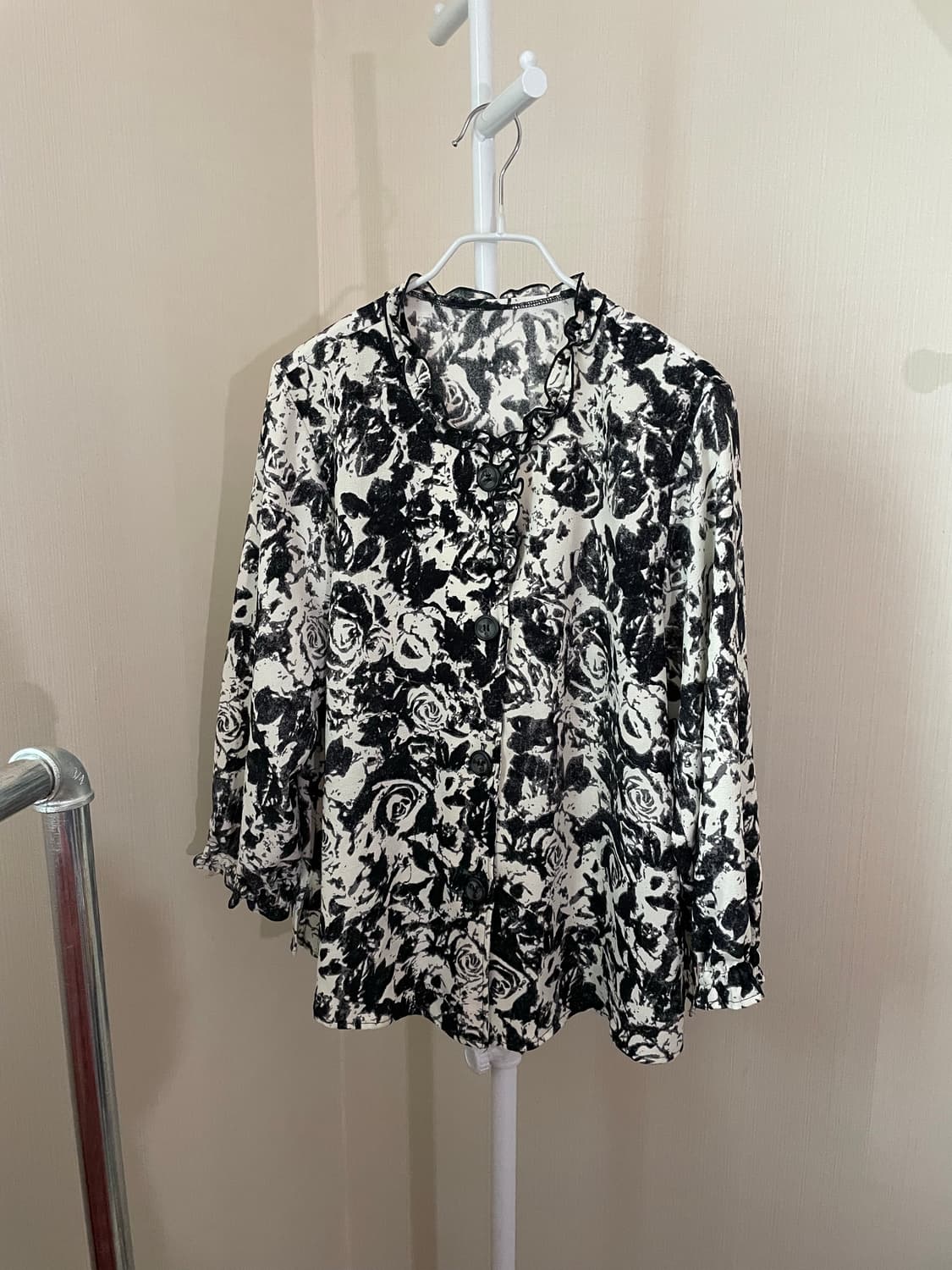 로즈 블랙패턴 블라우스 상품이미지1