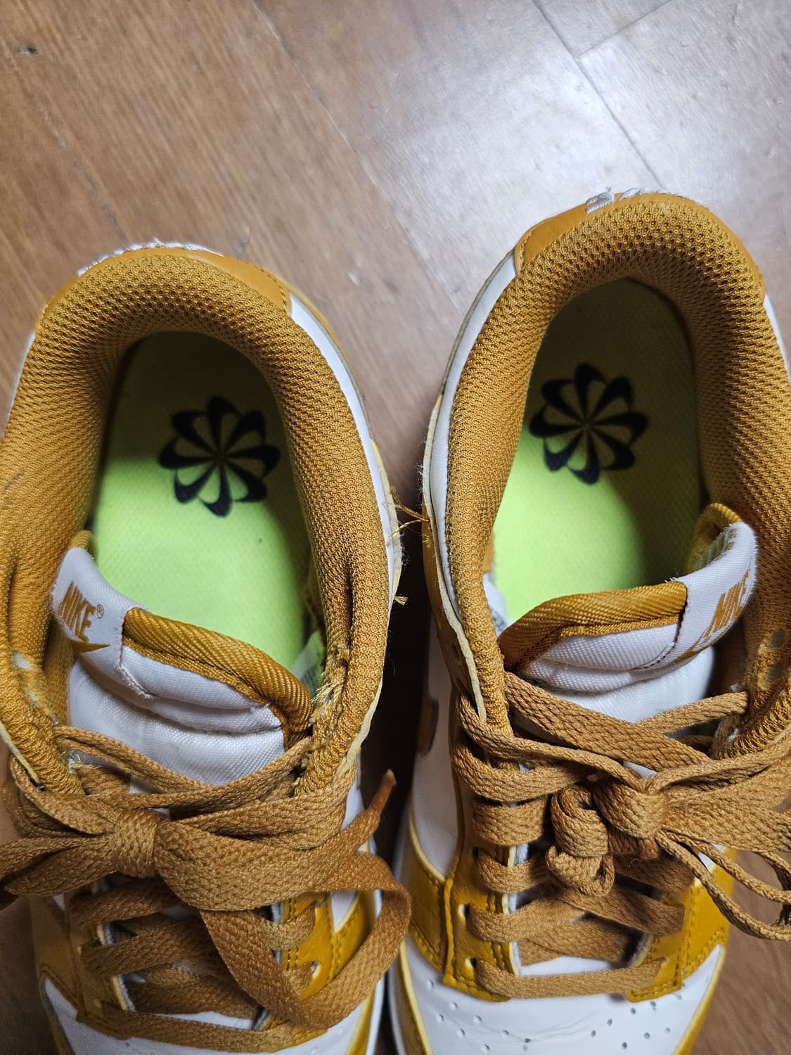 나이키 덩크 로우 골드/화이트 운동화 235 상품이미지2