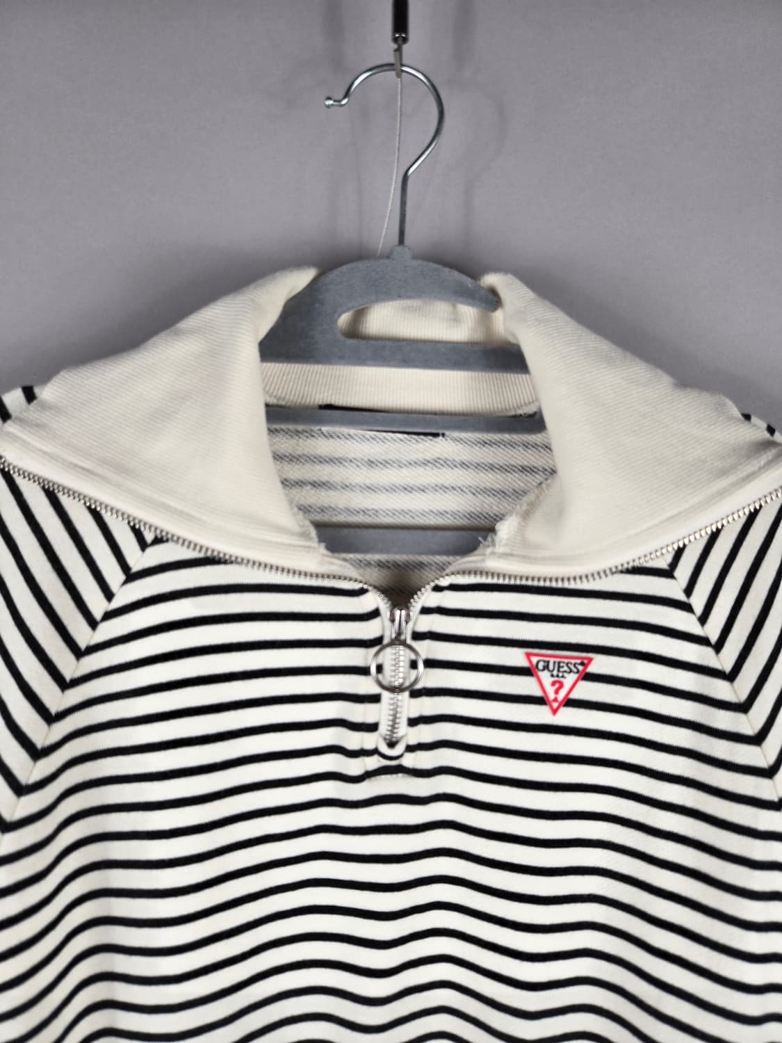 [무료배송]게스 F 여성 스트라이프 반집업 숏 스웨트 맨투맨 티셔츠 상품이미지2