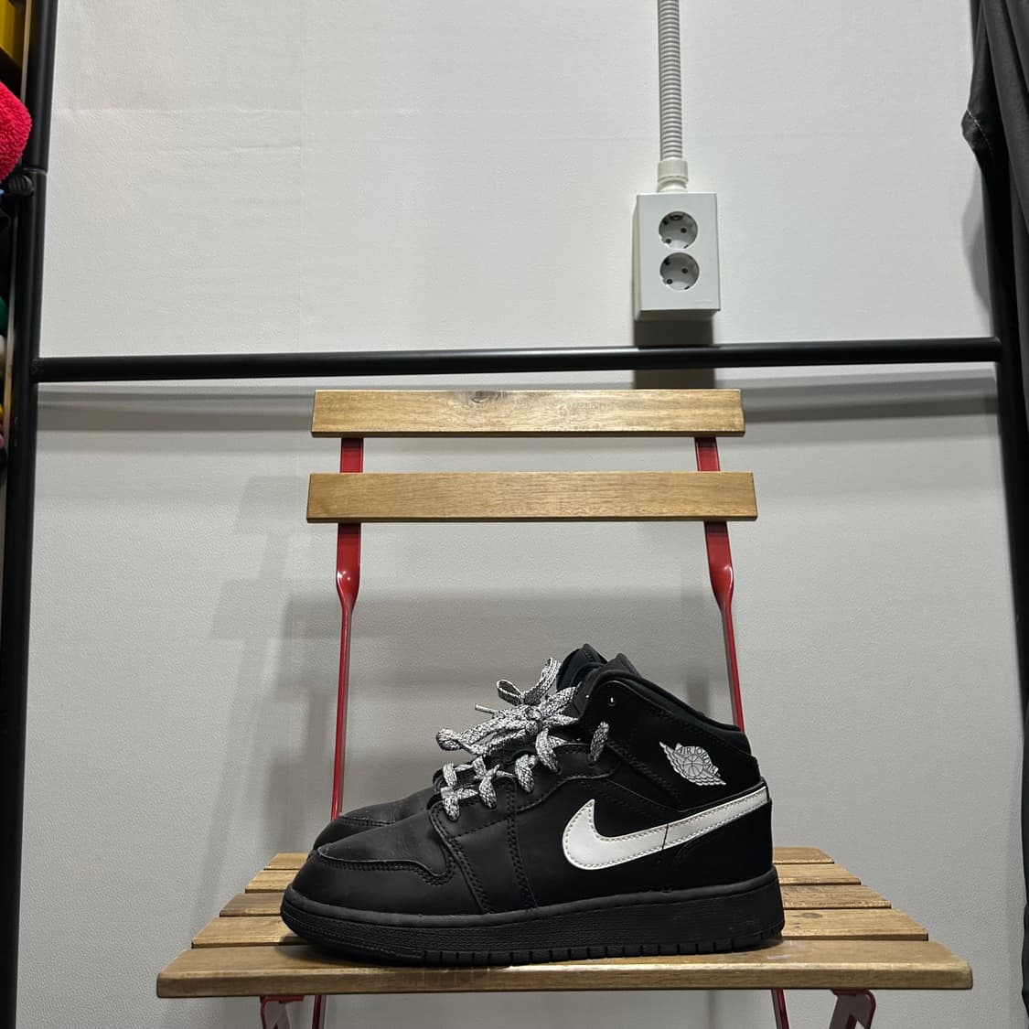 240) 나이키 운동화 여성 여자 신발 에어조던1 미드 블랙/화이트 상품이미지3