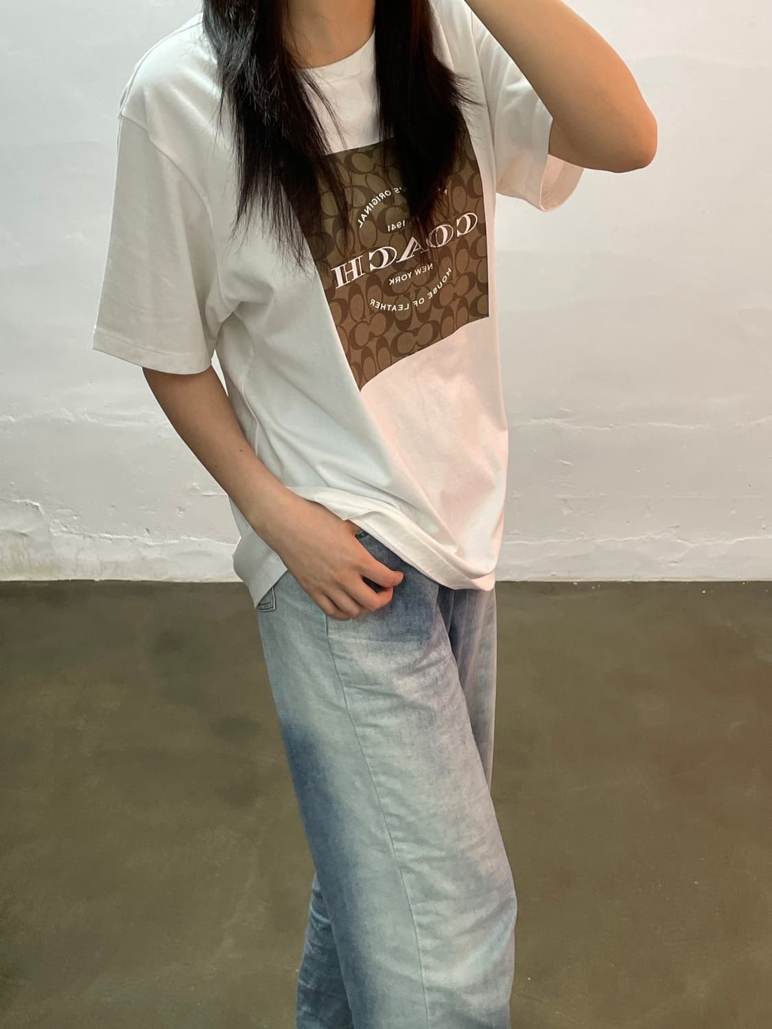 코치 시그니처 로고 반팔티 라지 상품이미지3