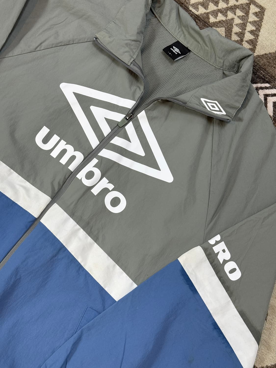 엄브로 빅로고 시그니처 바람막이 상품이미지6