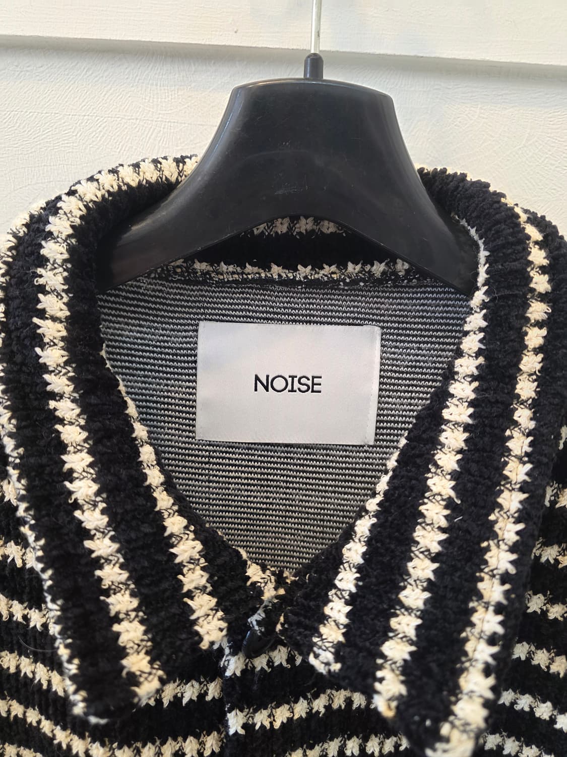 노이즈 블랙 스트라이프카라넥 박시핏 봄버 니트 가디건 자켓 상품이미지1