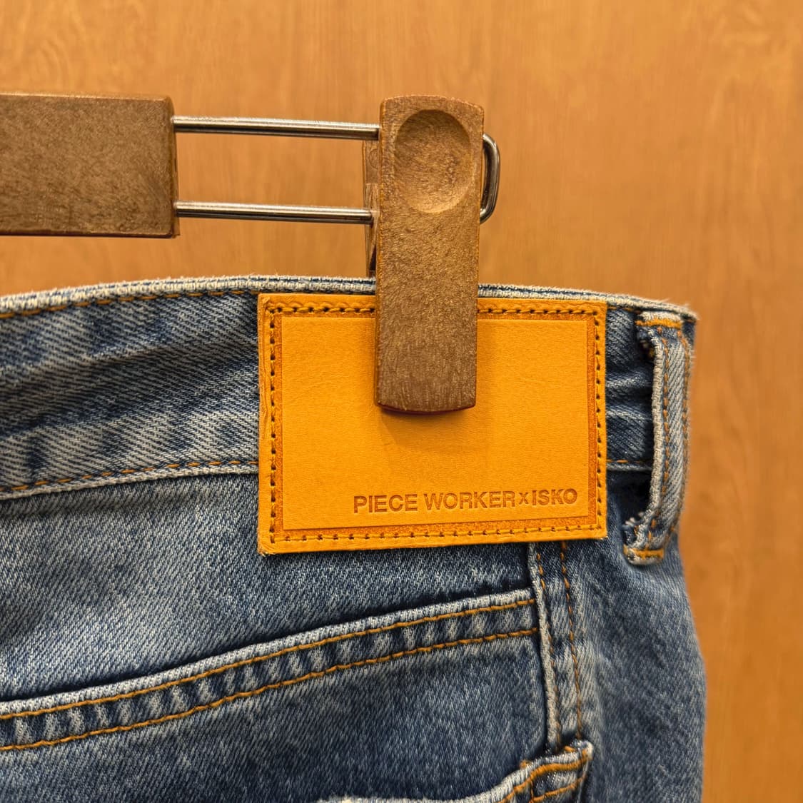 피스 워커 X 이스코 워싱 데님 팬츠 로고 패치 디테일 레귤러핏 중청 상품이미지6