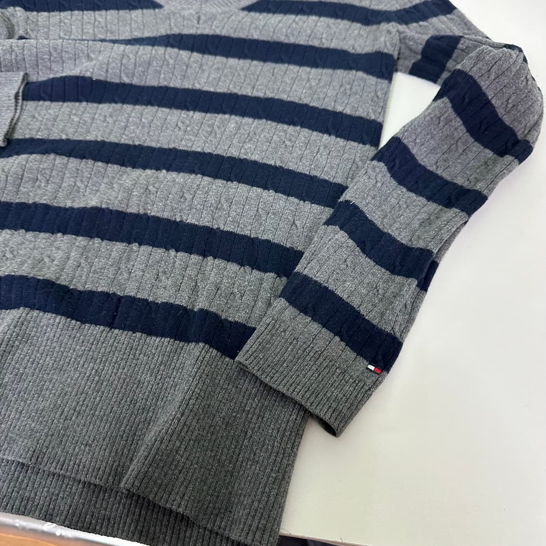 우먼S-M 타미힐피거 손목로고 단가라 브이넥니트 상품이미지3