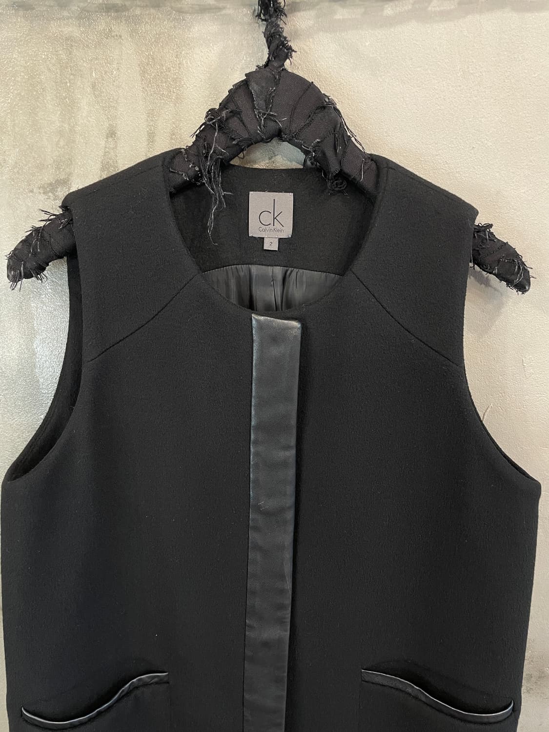 캘빈 클라인 레더 트리밍 울 베스트 상품이미지3