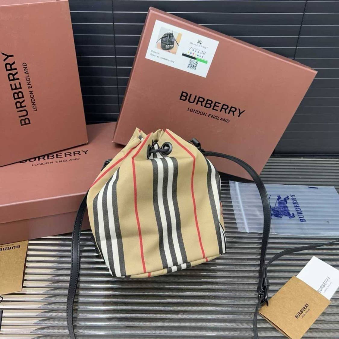 버버리(Burberry) 미니 체크 버킷 백 상품이미지7