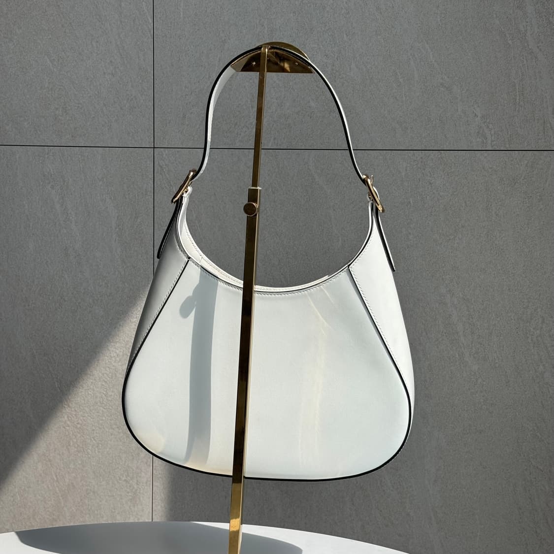 신상, 새상품 프라다 사피아노 레더 화이트 클레오백 상품이미지6