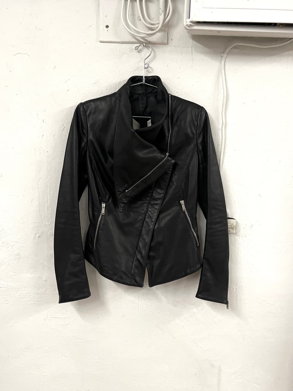 가레스퓨 2012FW 아카이브 램스킨 레더 비대칭 하이넥 자켓 상품이미지3