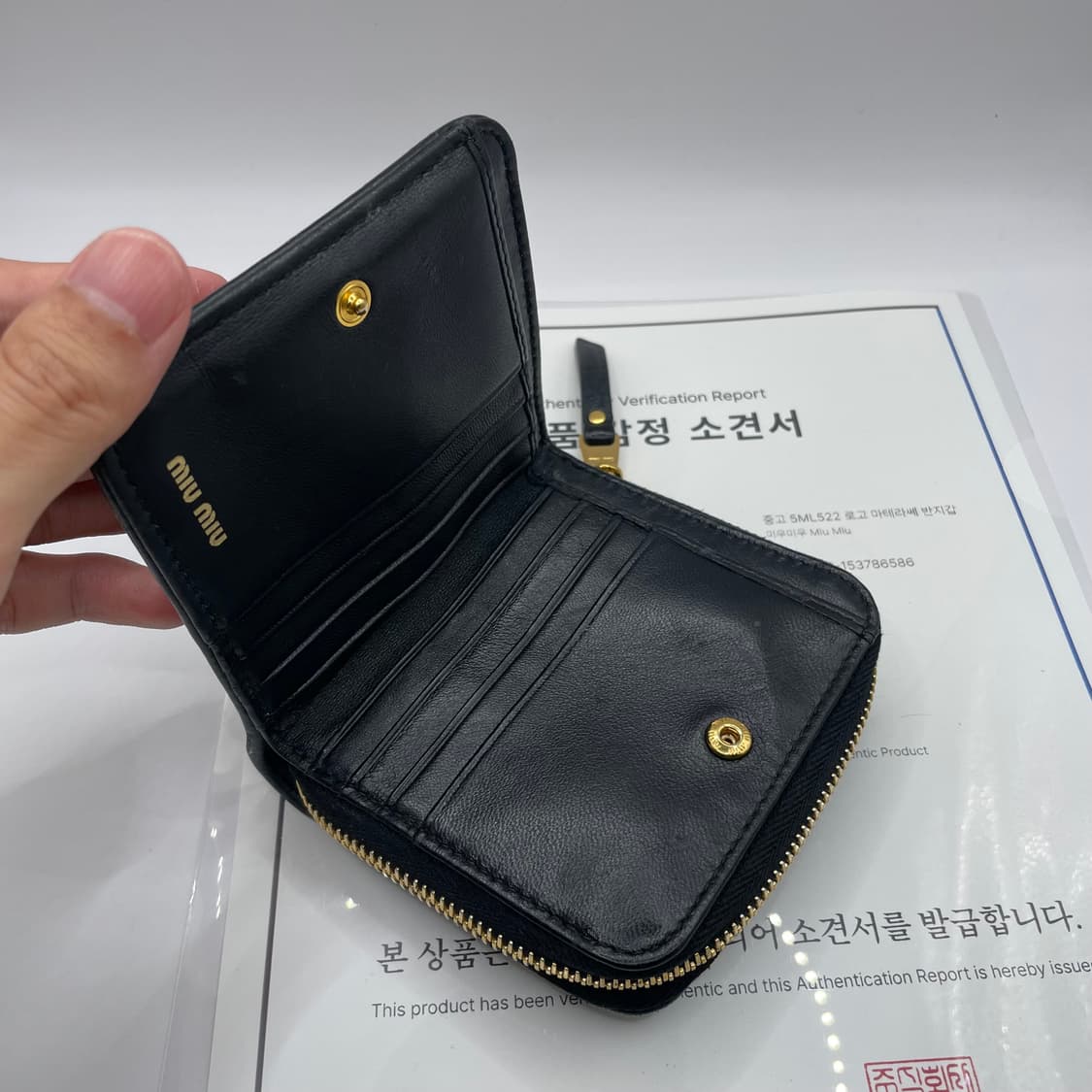 미우미우 로고 마테라쎄 지퍼 반지갑 상품이미지5