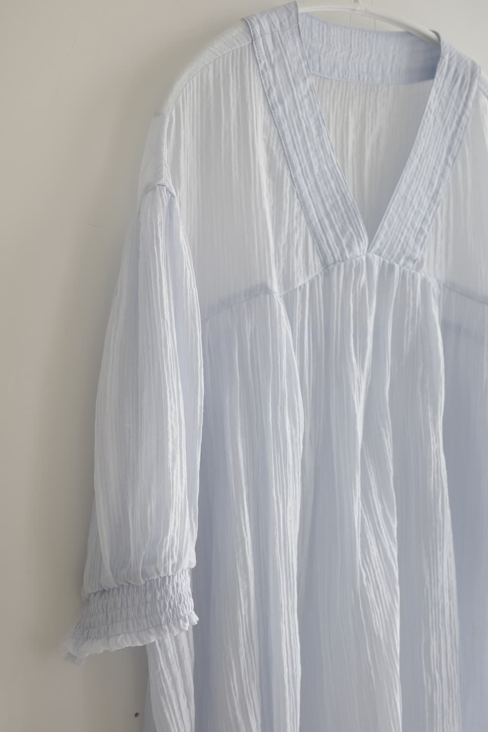  RIRIEL 하늘색 브이넥 블라우스 상품이미지3