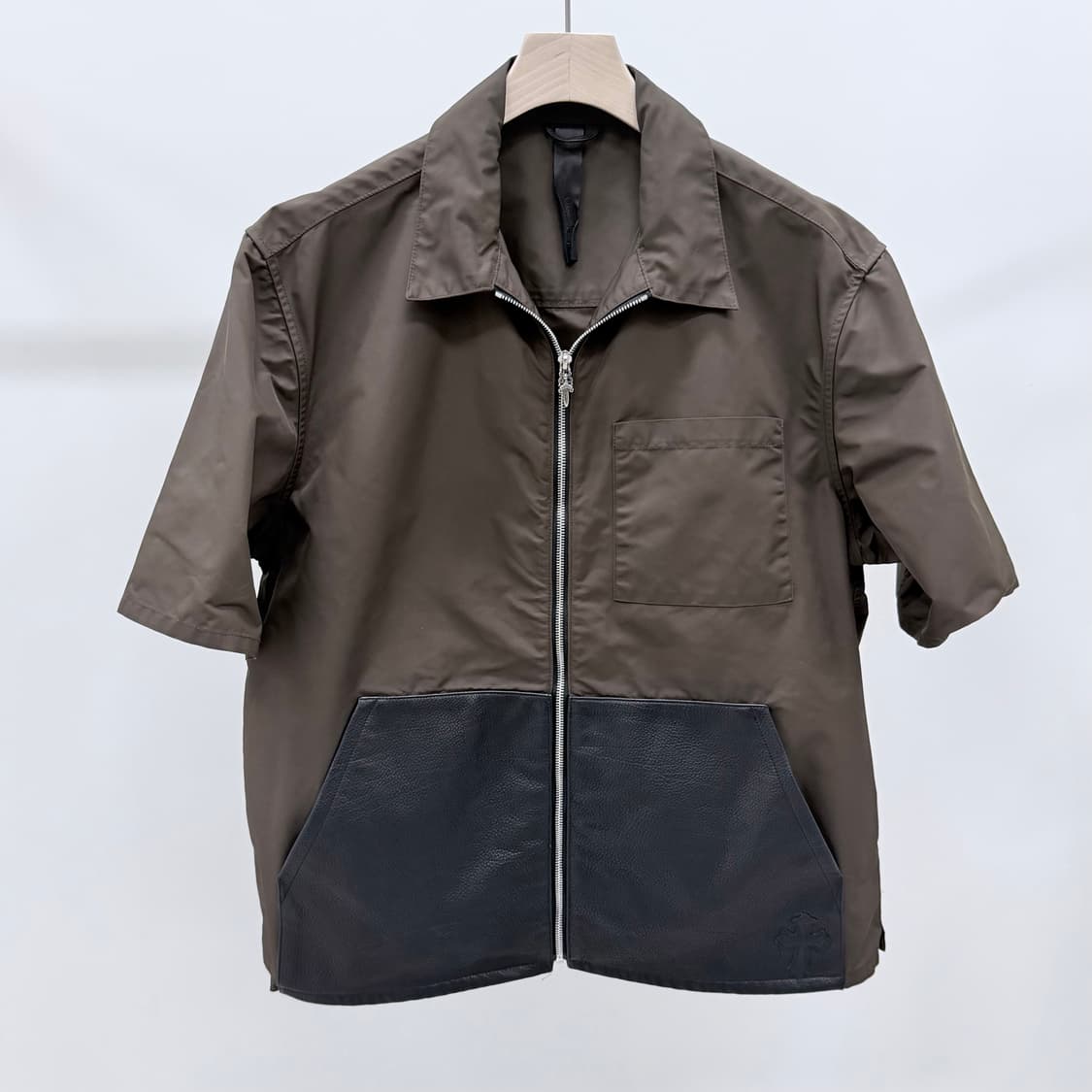 [S+급/XL] 크롬하츠 나일론 레더패치 집업 반팔 셔츠 브라운 상품이미지1