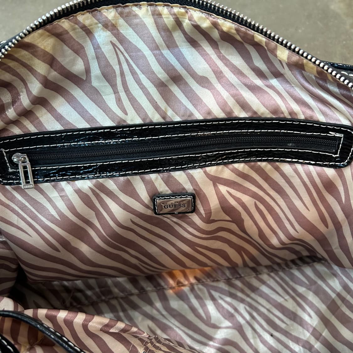 Guess 애나멜 숄더백 상품이미지3