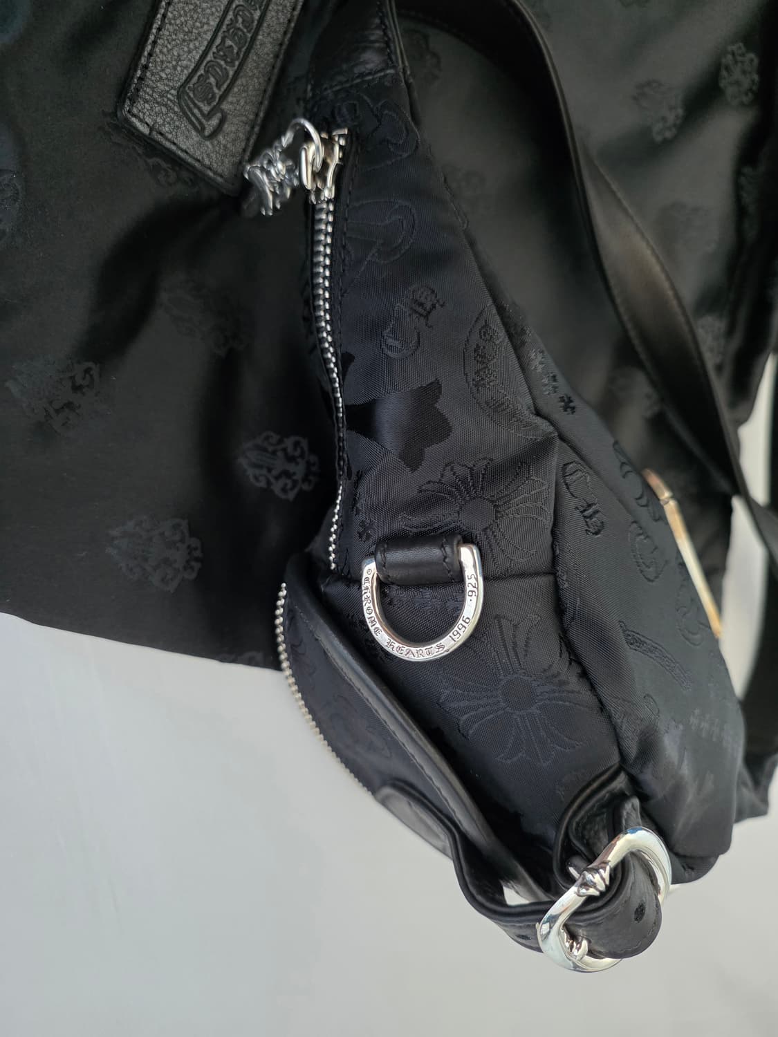 [FREE] 크롬하츠 미니 스냇팩 멀티모티프 나일론 블랙 힙색 슬링백 상품이미지9