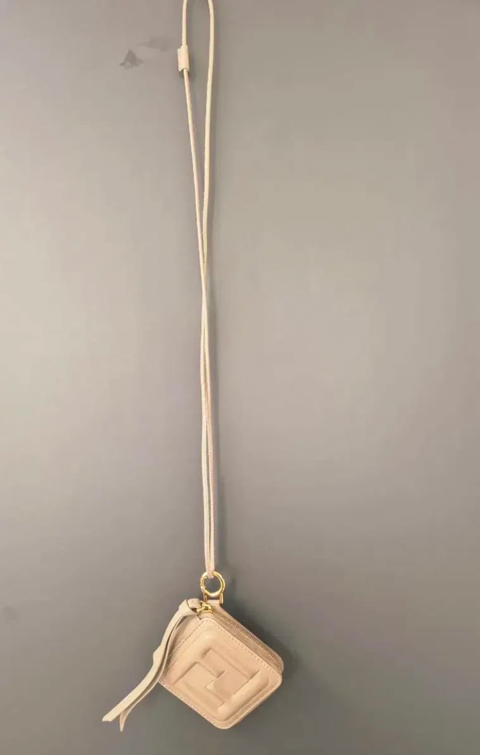 펜디 FF 큐브 엠보싱 스몰 지퍼 지갑 상품이미지2