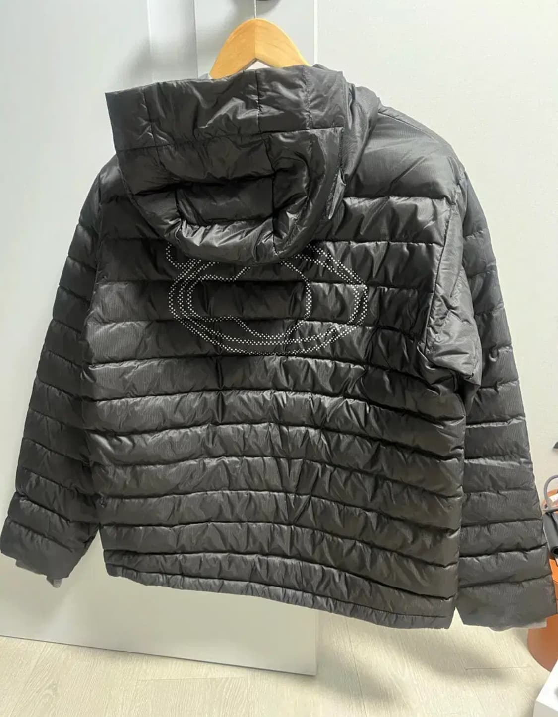 aeae 경량 패딩 블랙 NEW SYMBOL REVERSIBLE LIGH 상품이미지4