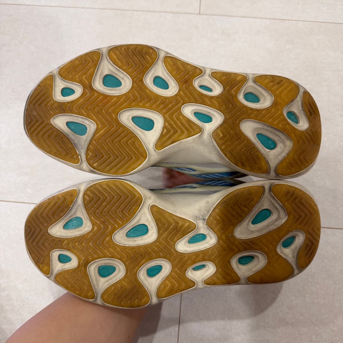 이지부스트 700V3 카이아나이트 상품이미지4