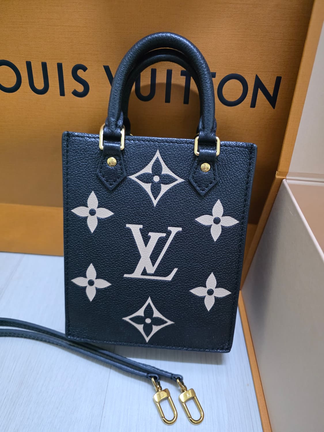 루이비통 쁘띠 삭 플라 바이 컬러 앙프렝뜨 블랙&베이지 크로스백 상품이미지3