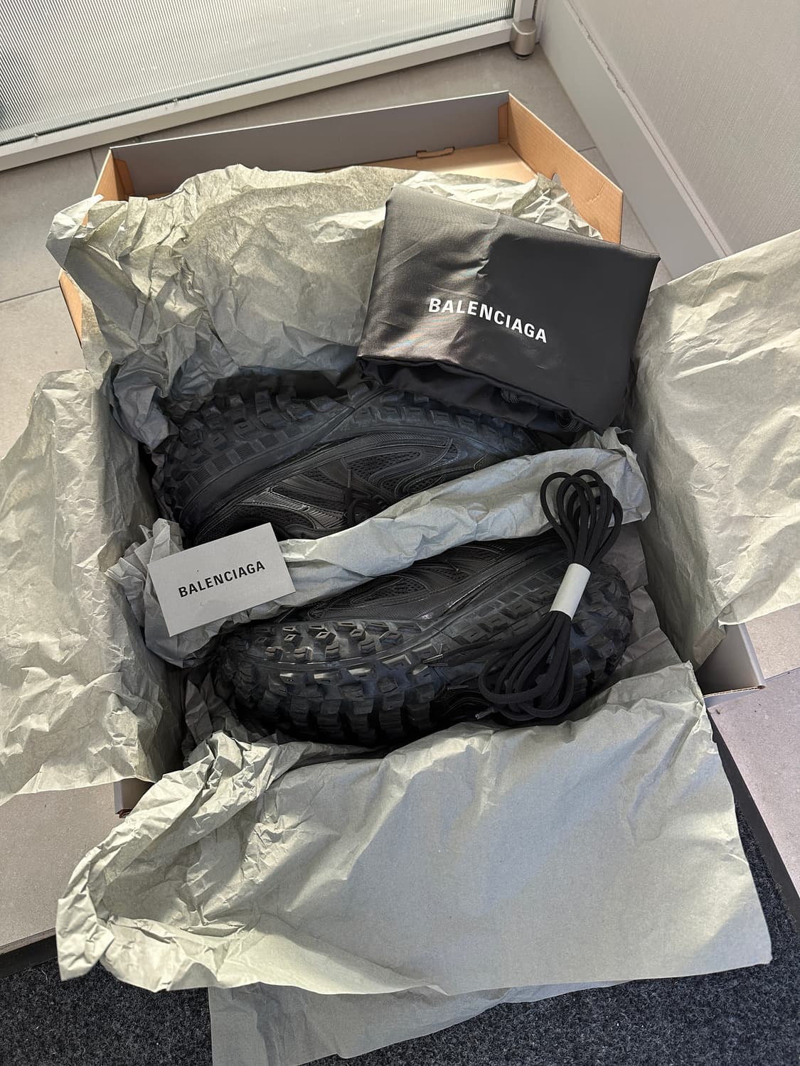 발렌시아가 디펜더 블랙 42사이즈 상품이미지1