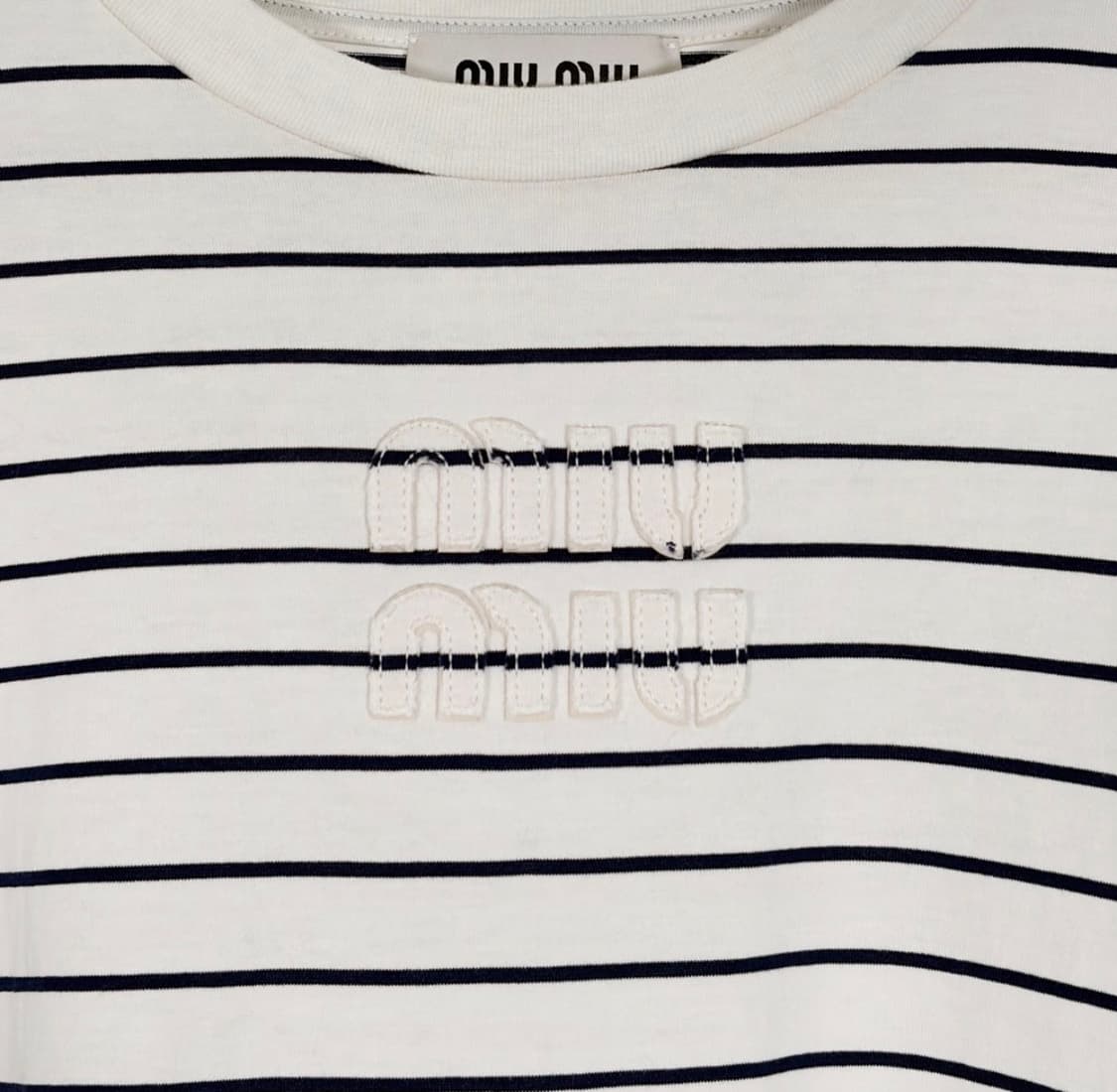 [M] 미우미우 여성 자수 로고 스트라이프 크롭 반팔 티셔츠 아이보리 상품이미지4