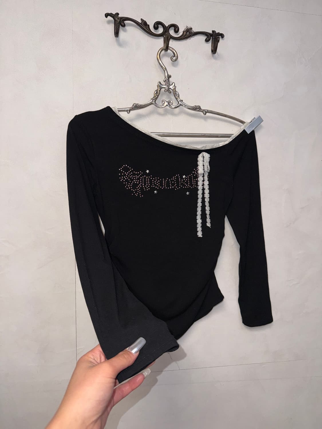 Black y2k cubic ribbon 언발 오프숄더 티셔츠 상품이미지5