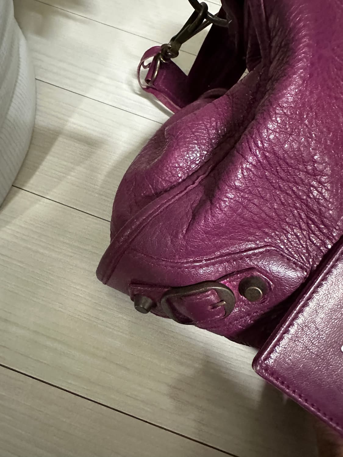 발렌시아가 모터백 미듐 퍼플 와인색 상품이미지5