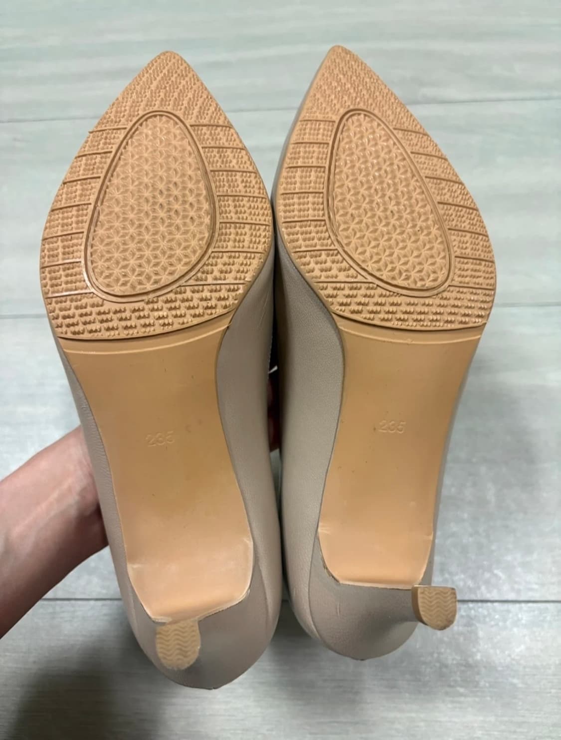 백화점수제화) 베이지 천연 양가죽 펌프스 230사이즈 굽 7cm(새상품) 상품이미지2