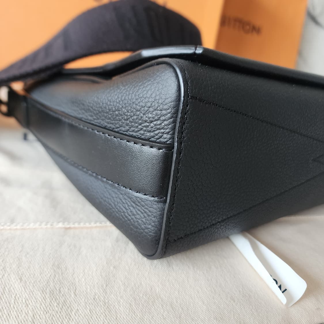 전시품급 루이비통 토뤼옹 에어로그램 메신저백 블랙 상품이미지5