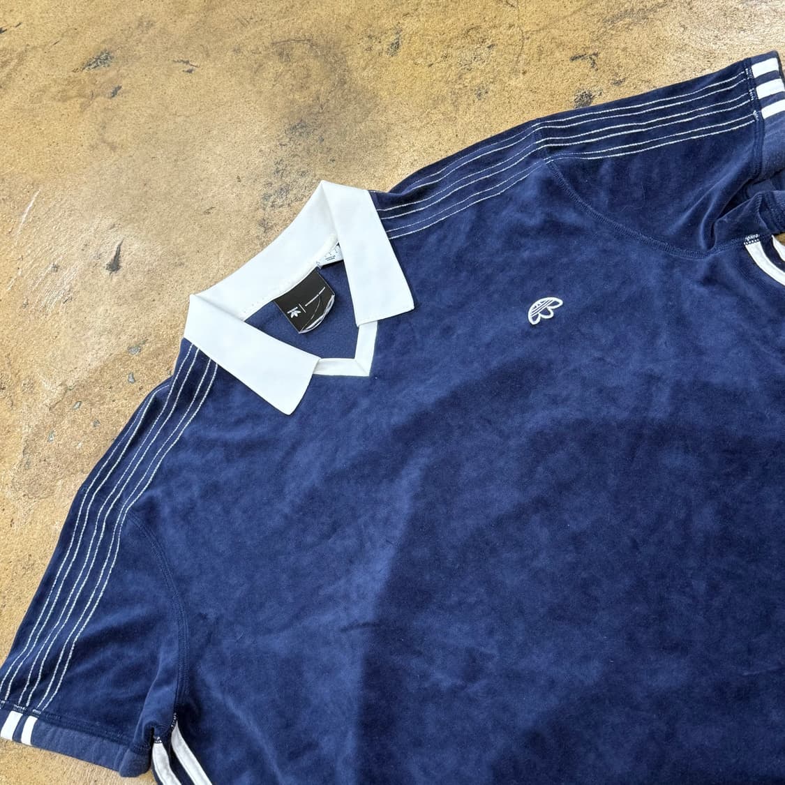 아디다스 x 알렉산더왕 딥네이비 벨루어 벨벳 카라 반팔 셔츠  상품이미지1