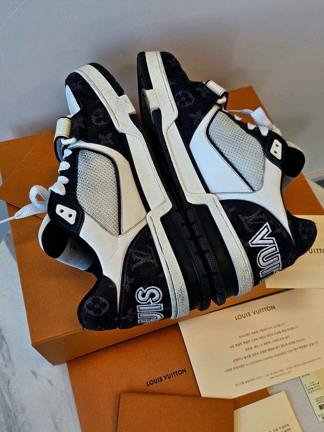 루이비통 트레이너 스니커즈
275사이즈 상품이미지2