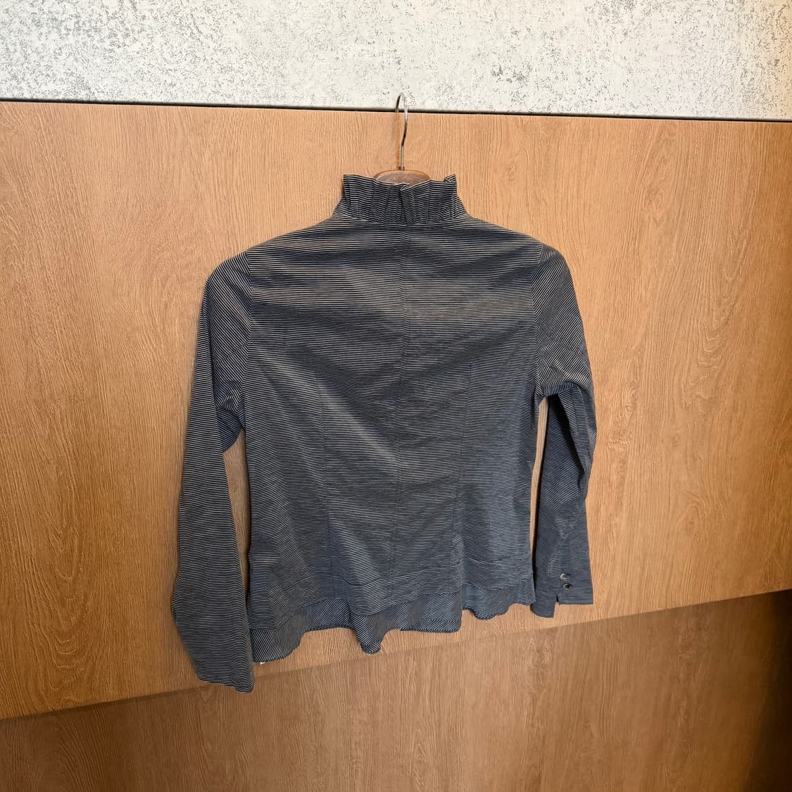 빈티지 스트라이프 블라우스 러플 하이넥 디테일 슬림핏 차콜 상품이미지2