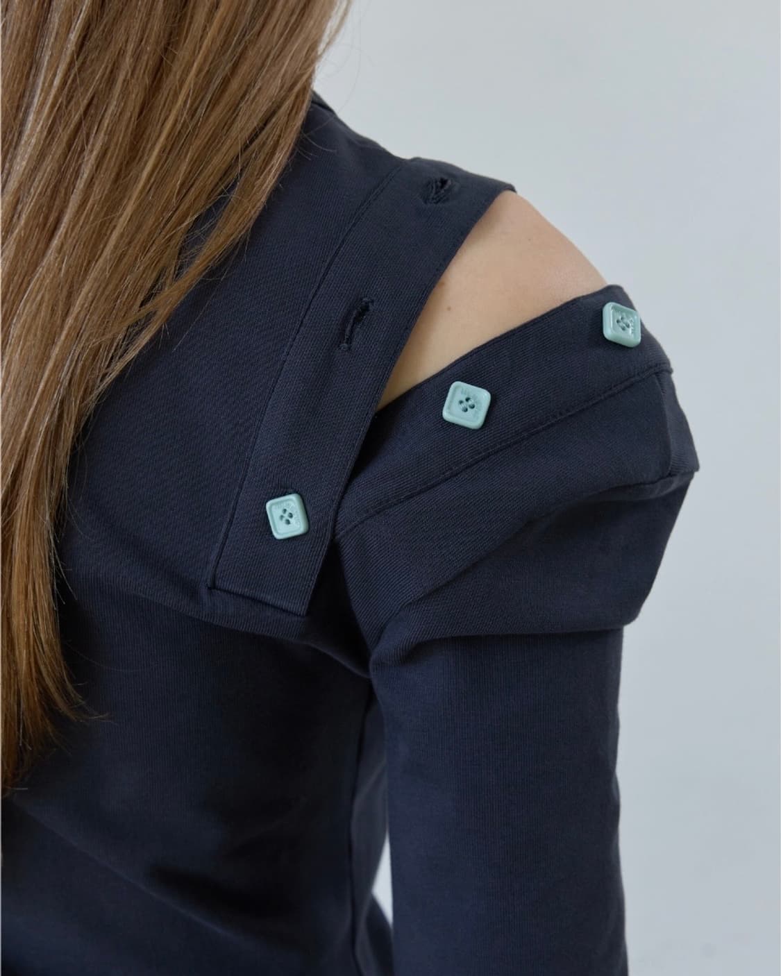 헤레틱 버튼 컷오프 티 차콜 BUTTON CUT-OFF T-SHIRT 상품이미지2